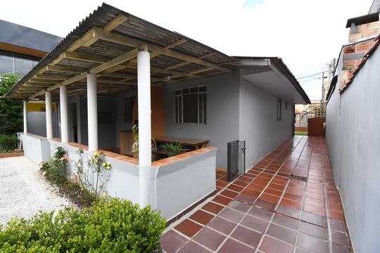 Área externa de casa à venda com 7 quartos, 407m² em Cajuru, Curitiba