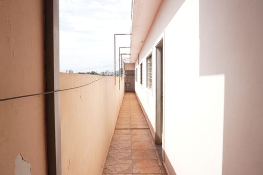 Corredor externo de casa para alugar com 3 quartos, 240m² em Parque Delta, São Carlos