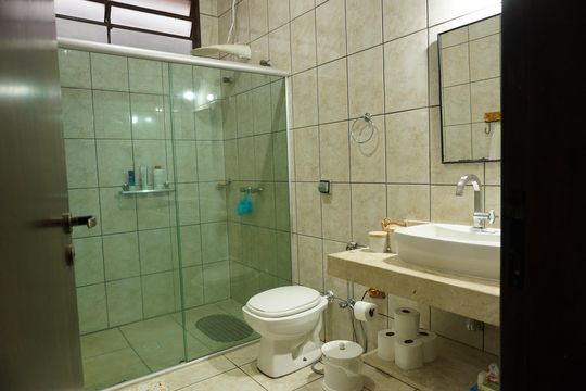 Banheiro próximo aos quartos de casa para alugar com 6 quartos, 500m² em Parque dos Timburis, São Carlos