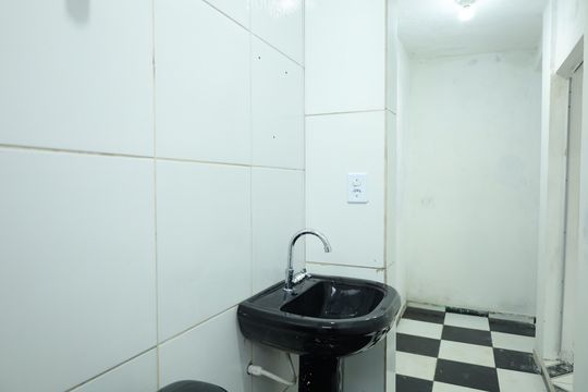 Banheiro de casa para alugar com 1 quarto, 40m² em Jardim Marilu, São Paulo