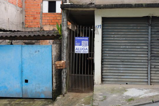 Placa GRANDE instalada no portão do imóvel, dia 12.10.2026 - Código da placa: JZYA-103 de casa para alugar com 1 quarto, 40m² em Jardim Marilu, São Paulo