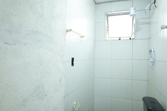 Banheiro de casa para alugar com 1 quarto, 40m² em Jardim Marilu, São Paulo