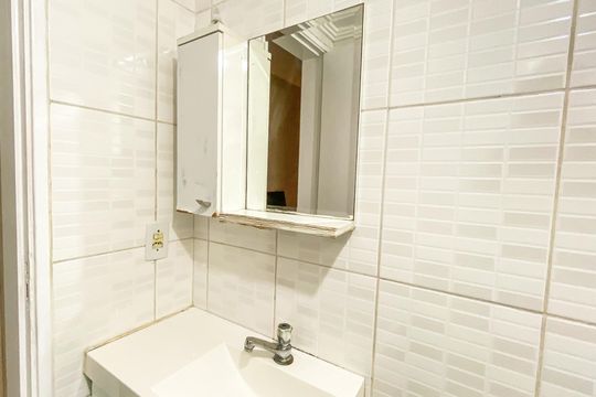 Banheiro  de apartamento à venda com 2 quartos, 55m² em Jardim Santa Teresinha, São Paulo