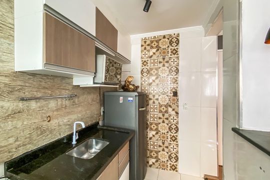 Cozinha  de apartamento à venda com 2 quartos, 55m² em Jardim Santa Teresinha, São Paulo