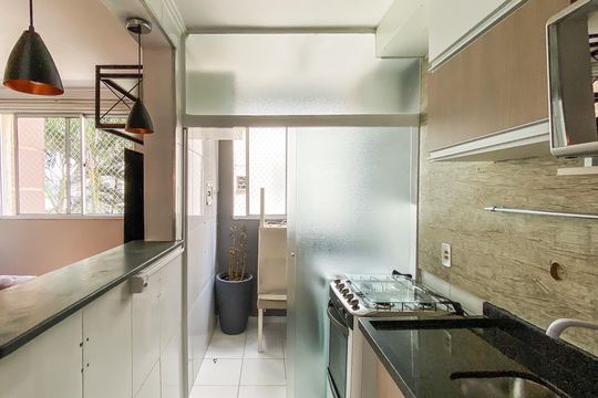 Cozinha  de apartamento à venda com 2 quartos, 55m² em Jardim Santa Teresinha, São Paulo