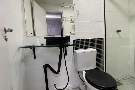 Banheiro de kitnet/studio para alugar com 1 quarto, 45m² em Ceniro Martins, São José