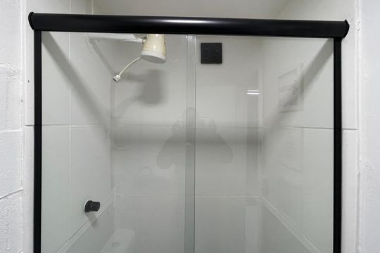 Banheiro de kitnet/studio para alugar com 1 quarto, 45m² em Ceniro Martins, São José