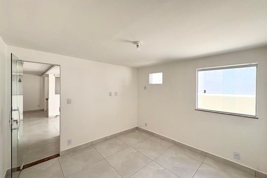 Quarto de casa de condomínio para alugar com 2 quartos, 120m² em Taquara, Rio de Janeiro