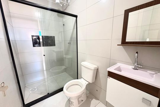 Banheiro da Suíte de casa de condomínio para alugar com 2 quartos, 120m² em Taquara, Rio de Janeiro