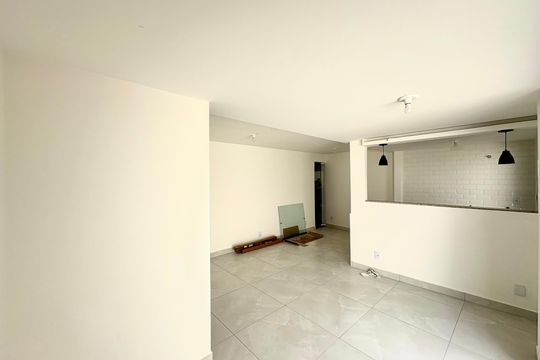 Sala/Cozinha de casa de condomínio para alugar com 2 quartos, 120m² em Taquara, Rio de Janeiro