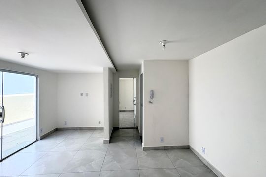 Sala de casa de condomínio para alugar com 2 quartos, 120m² em Taquara, Rio de Janeiro