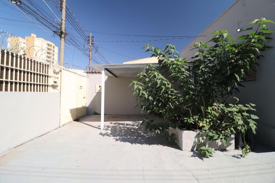 Garagem de casa para alugar com 3 quartos, 100m² em Brasil, Uberlândia