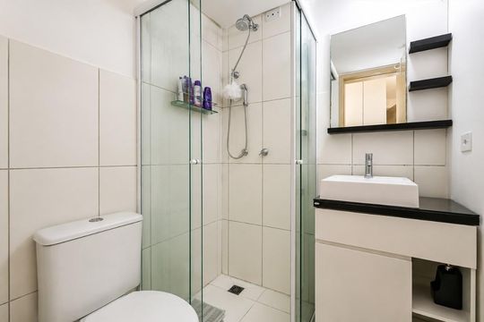 Banheiro de apartamento à venda com 2 quartos, 60m² em Pinheirinho, Curitiba