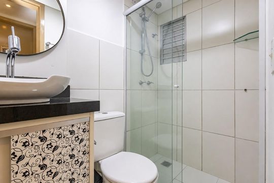 Banheiro de apartamento à venda com 2 quartos, 60m² em Pinheirinho, Curitiba