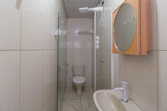 Banheiro 1 de casa para alugar com 2 quartos, 80m² em Km 18, Osasco