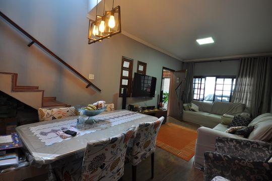 Casa à venda com 3 quartos, 250m² em Jardim Neila, São Paulo