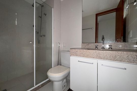 Banheiro Social de apartamento para alugar com 2 quartos, 107m² em Barra da Tijuca, Rio de Janeiro