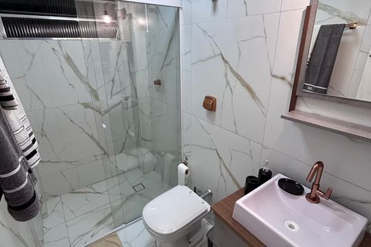 Banheiro de apartamento para alugar com 2 quartos, 55m² em Aparecida, Santos