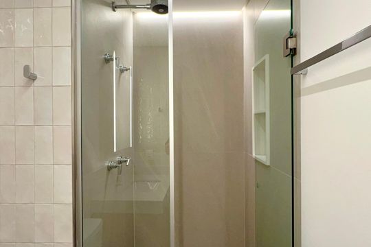 Banheiro de kitnet/studio para alugar com 1 quarto, 24m² em Cerqueira César, São Paulo