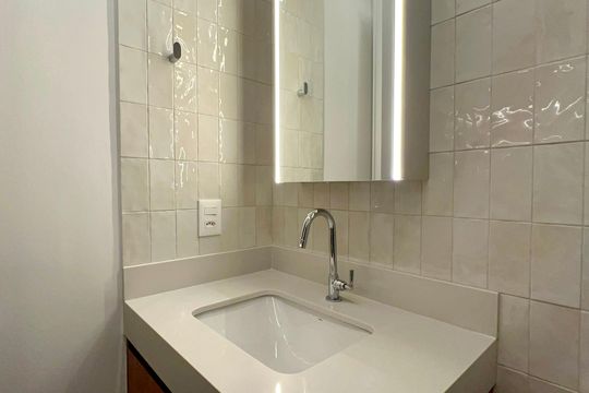 Banheiro de kitnet/studio para alugar com 1 quarto, 24m² em Cerqueira César, São Paulo