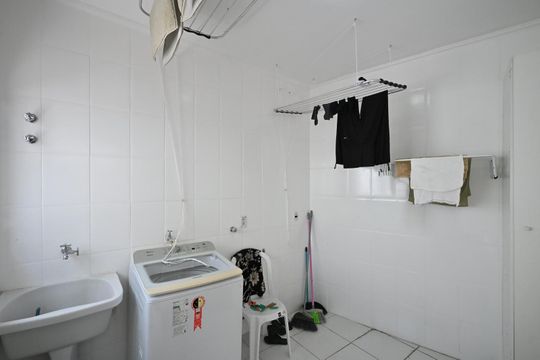 Área de Serviço  de casa para alugar com 4 quartos, 380m² em Jardim Everest, São Paulo