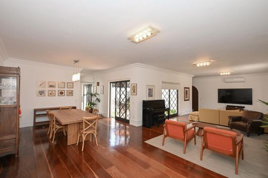 Casa para alugar com 4 quartos, 380m² em Jardim Everest, São Paulo