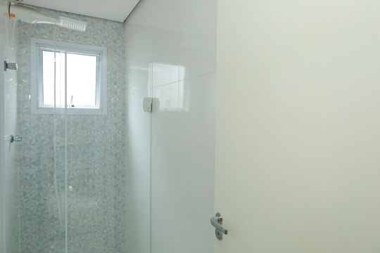 Banheiro de apartamento à venda com 2 quartos, 43m² em Vila Carmosina, São Paulo