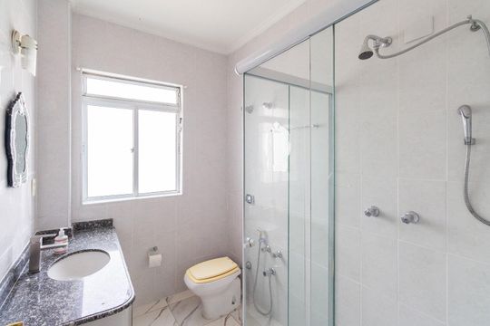 Banheiro de apartamento à venda com 3 quartos, 214m² em Consolação, São Paulo