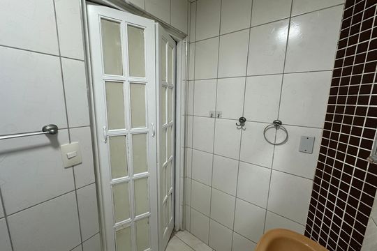 Banheiro de kitnet/studio para alugar com 1 quarto, 33m² em Centro, São Vicente