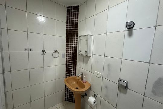 Banheiro de kitnet/studio para alugar com 1 quarto, 33m² em Centro, São Vicente