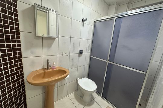 Banheiro de kitnet/studio para alugar com 1 quarto, 33m² em Centro, São Vicente