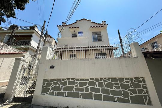 Fachada + placa de casa para alugar com 2 quartos, 60m² em Cachambi, Rio de Janeiro