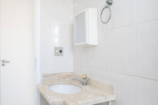 Banheiro da suíte de apartamento à venda com 2 quartos, 56m² em Vila Normandia, São Bernardo do Campo