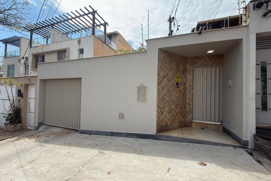Fachada de casa à venda com 3 quartos, 360m² em Cabral, Contagem