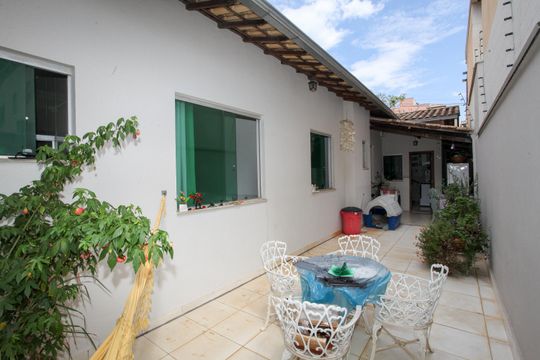 Quintal de casa à venda com 3 quartos, 360m² em Cabral, Contagem