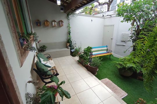 Varanda de casa à venda com 3 quartos, 360m² em Cabral, Contagem