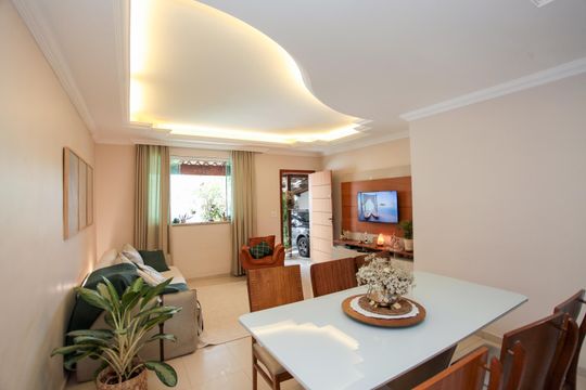 Sala de casa à venda com 3 quartos, 360m² em Cabral, Contagem