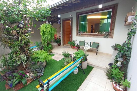 Jardim de casa à venda com 3 quartos, 360m² em Cabral, Contagem