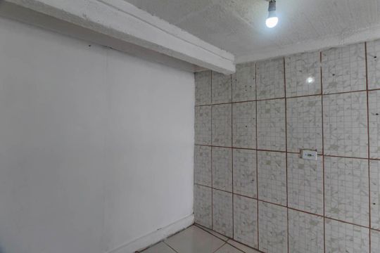 Cozinha de casa para alugar com 1 quarto, 45m² em Jardim Dona Sinha, São Paulo
