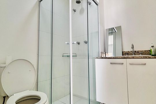 Banheiro de kitnet/studio para alugar com 1 quarto, 36m² em Tamboré, Barueri
