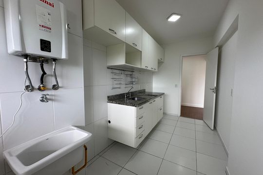 Cozinha de apartamento para alugar com 3 quartos, 76m² em Jardim Tupanci, Barueri