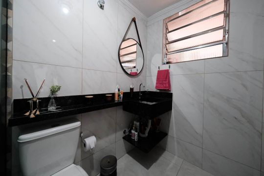 Banheiro de casa para alugar com 2 quartos, 70m² em Vila Nhocuné, São Paulo