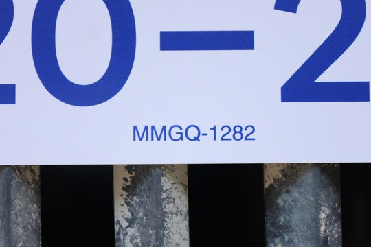 Placa GRANDE instalada no portão do imóvel, dia 10.10.2026 - Código da placa: MMGQ-1282 de casa à venda com 1 quarto, 250m² em Conjunto Residencial José Bonifácio, São Paulo