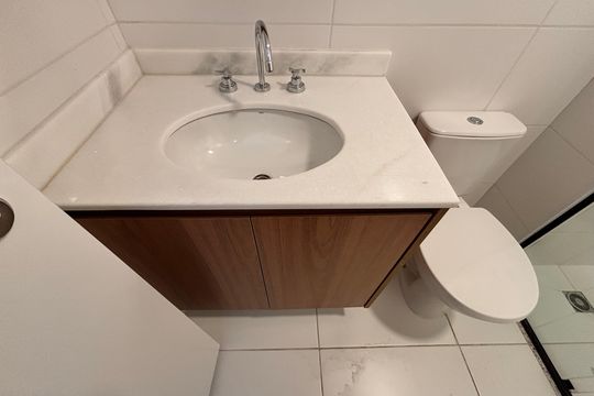 Banheiro de apartamento para alugar com 1 quarto, 27m² em Indianópolis, São Paulo