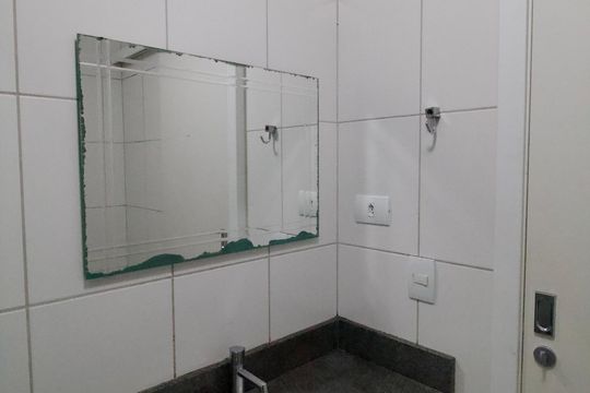 Banheiro de apartamento para alugar com 1 quarto, 25m² em Centro, Curitiba