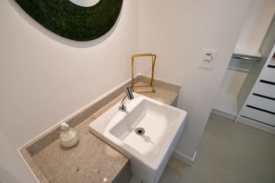 Banheiro de kitnet/studio para alugar com 1 quarto, 47m² em Centro, Campinas