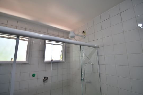 Banheiro de casa de condomínio para alugar com 3 quartos, 160m² em Real Parque, Campinas