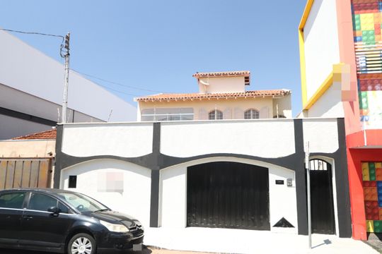 Fachada de casa para alugar com 7 quartos, 180m² em Nossa Senhora Aparecida, Uberlândia