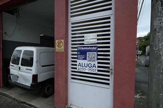 Fachada + Placa de casa para alugar com 1 quarto, 30m² em Parque Cisper, São Paulo