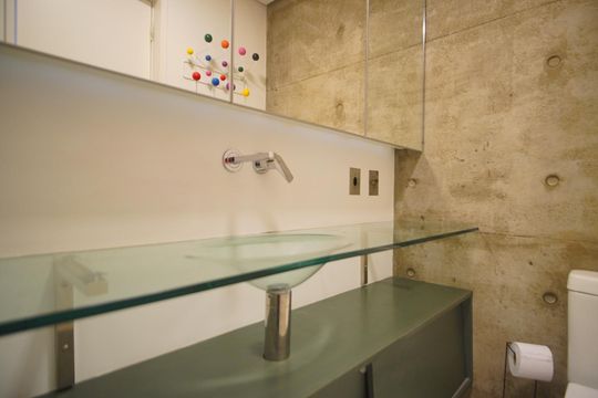 Banheiro de kitnet/studio para alugar com 1 quarto, 68m² em Petrópolis, Porto Alegre